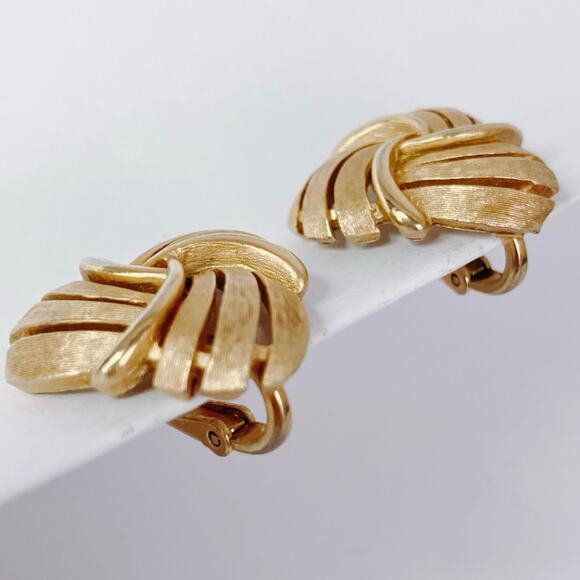 VTG Signed Crown Trifari Earrings Knot Ribbon Clip On 1950s Textured Gold Tone - Picture 6 of 10